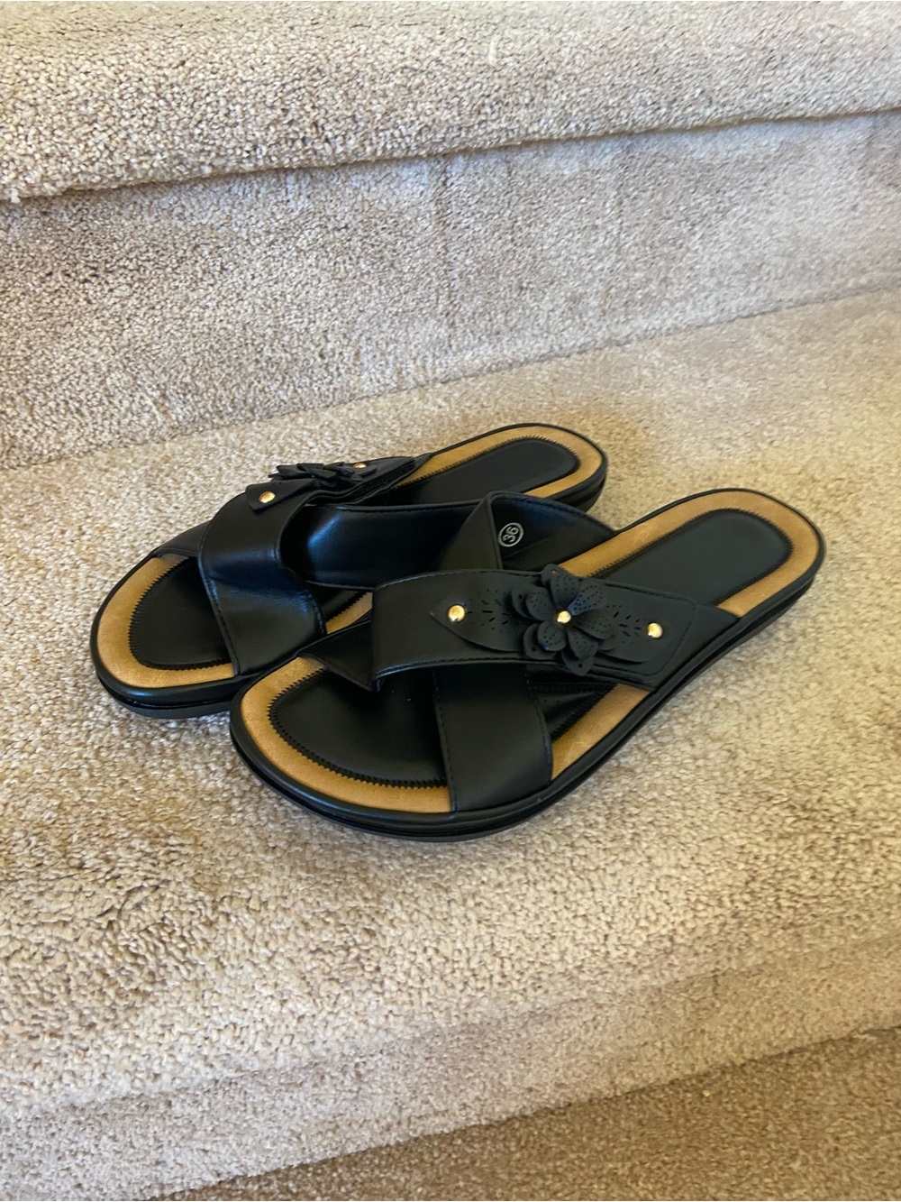 Source Unknown Black Slide Sandals with Floral Detail